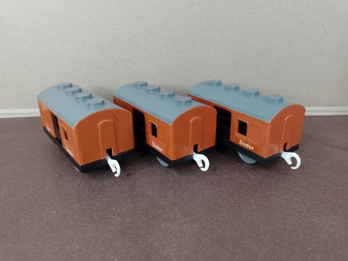 Three mail wagons tomy - wagons,